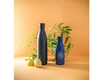 Garrafa em ao inox 90% reciclado de parede dupla trmica, isolada a vcuo e acabamento mate 810 mL